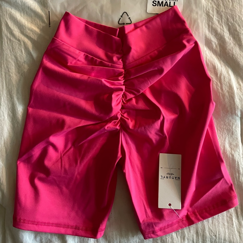 NATURYL - THE V CUT SHORTS - Picture 5 of 5